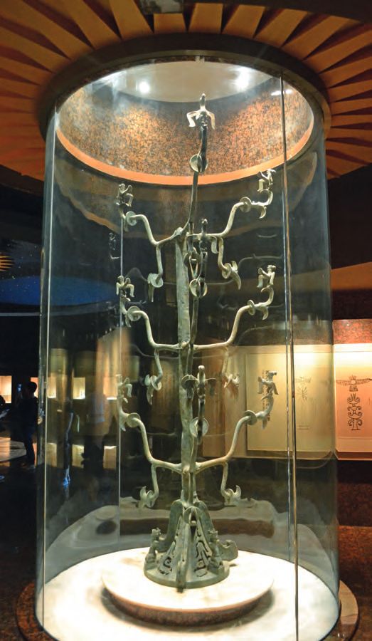 Ein Glasbehälter mit einer Metallskulptur.