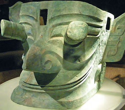 Eine Skulptur eines Gesichts auf einem Tisch.