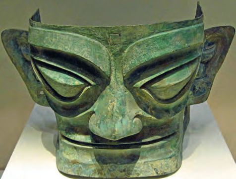 Eine Gesichtsmaske ist auf einem weißen Fußboden ausgestellt.