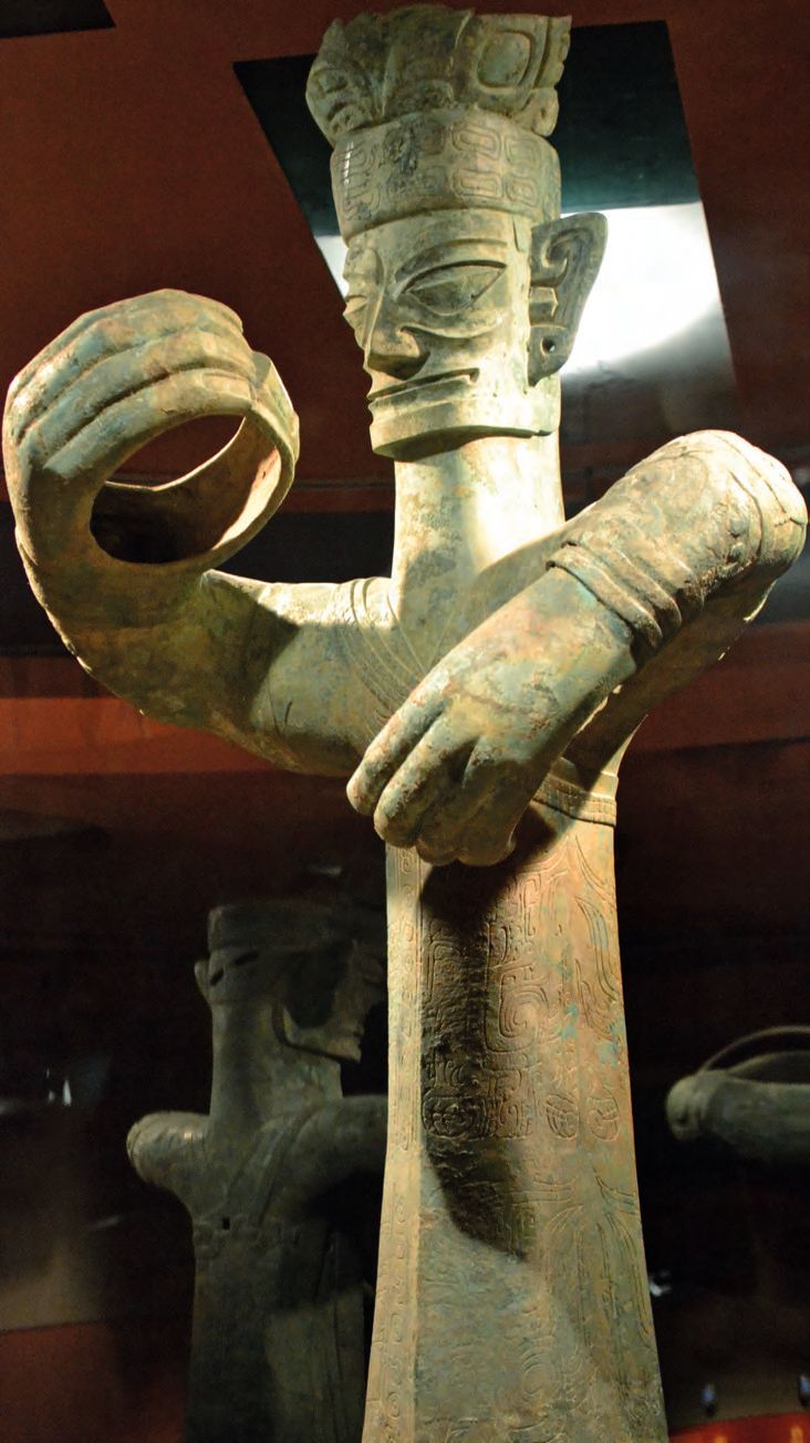 Eine Statue eines Mannes mit einer Krone auf dem Kopf.