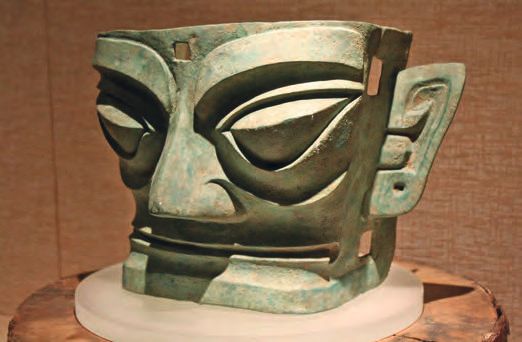 Eine Skulptur eines Gesichts auf einem Stützpunkt.