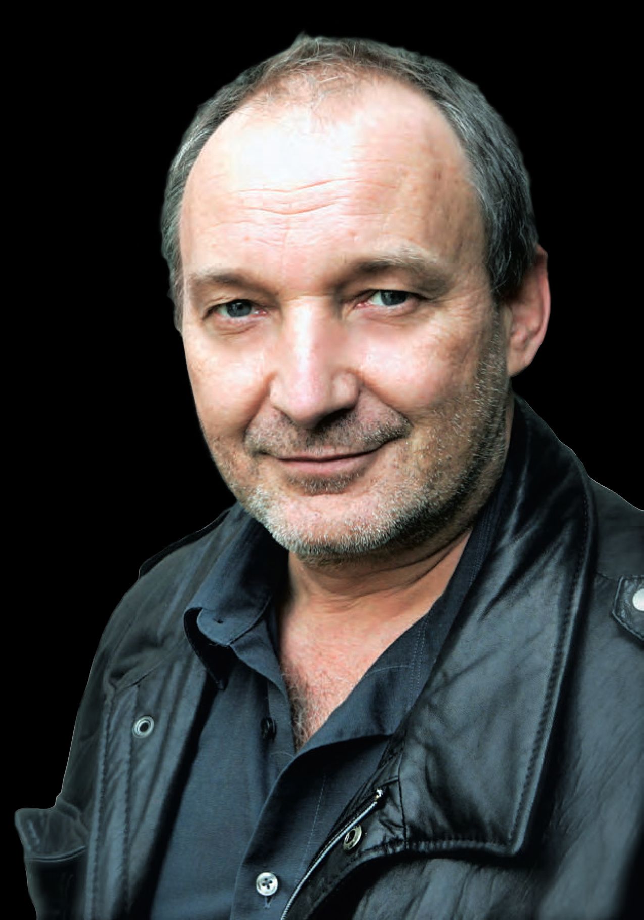 Ein Mann mit einer schwarzen Jacke und einem schwarzen Hemd.