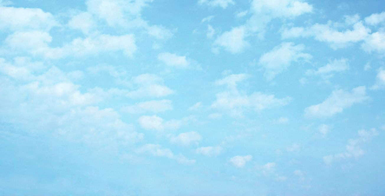 Ein blauer Himmel mit weißen Wolken im Hintergrund.
