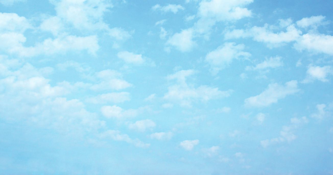 Ein blauer Himmel mit weißen Wolken.
