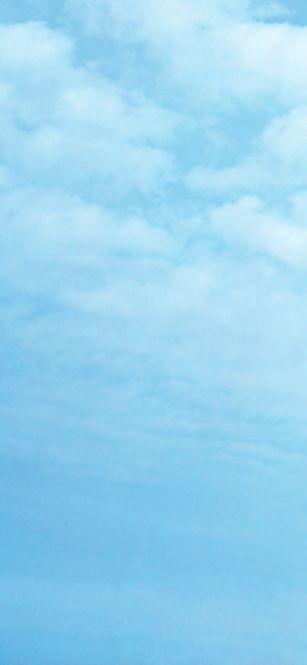 Ein blauer Himmel mit weißen Wolken im Hintergrund.