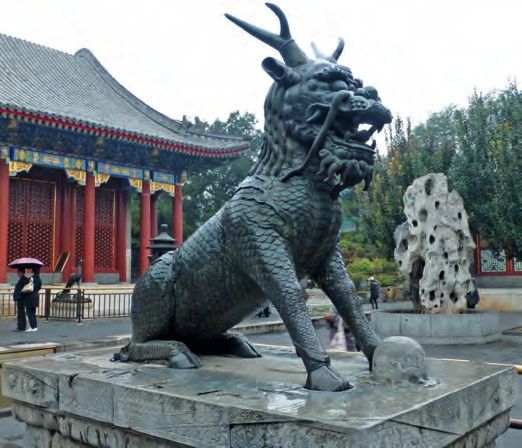 Eine Drachenstatue vor einem Gebäude.