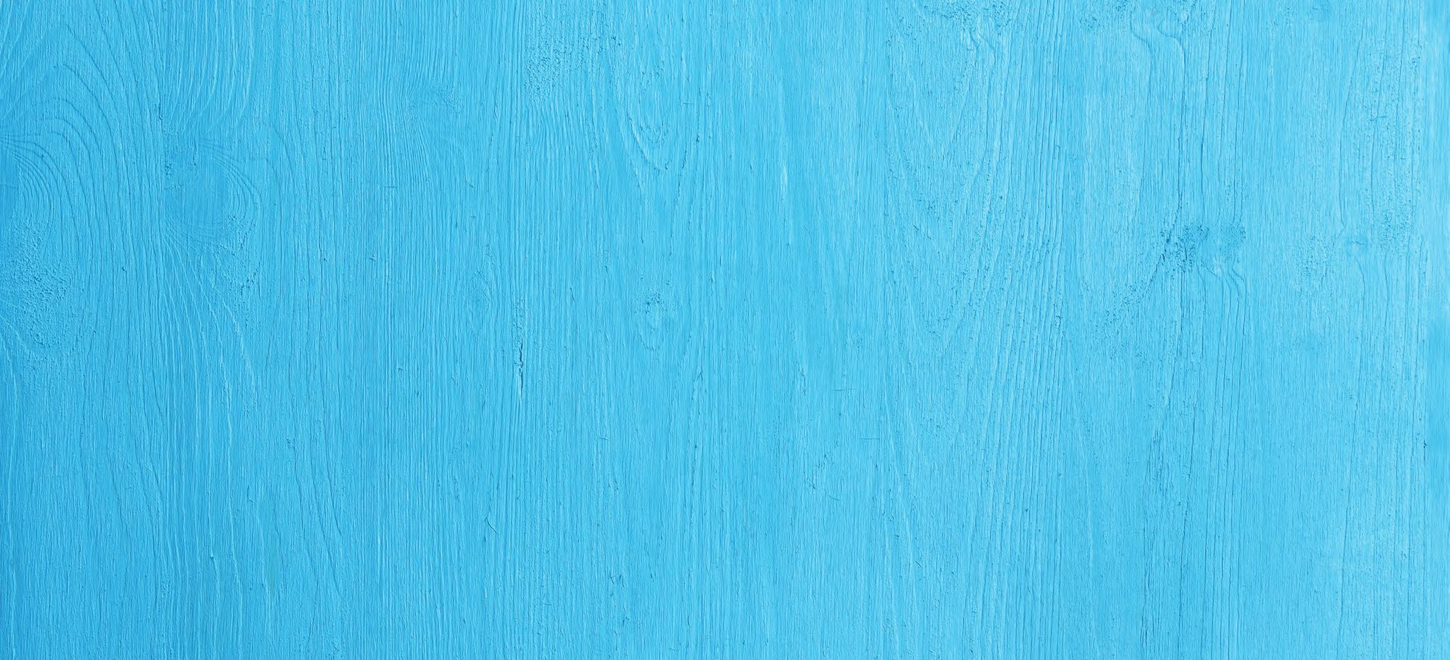Eine blaue Holzkornfläche mit einer schwarzen Kante.