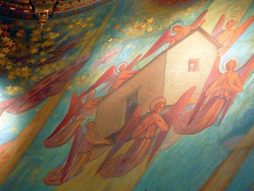 Ein Gemälde von Engeln auf der Decke einer Kirche.