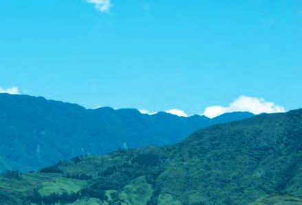Ein Blick auf eine Bergkette mit blauem Himmel.