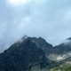 Eine Bergkette mit einem bewölkten Himmel im Hintergrund.