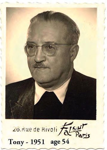 ein Foto eines Mannes in einem Anzug und Krawatte