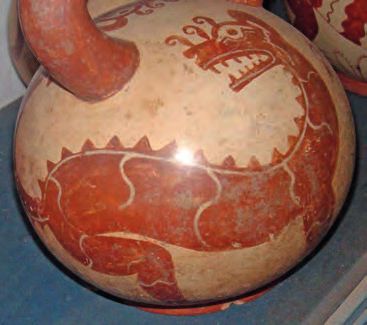Ein Schlussuff einer Vase mit einem Design darauf.