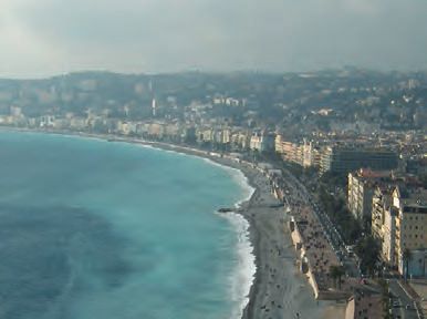 Ein Strand und eine Stadt mit vielen Gebäuden.