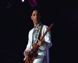 Ein Mann in einem weißen Hemd und eine Gitarre.