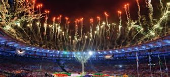 Feuerwerk wird über einem Stadion im Himmel gezeigt.