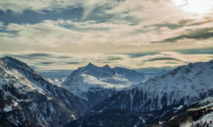 Ein Blick auf eine Bergkette mit Schnee.