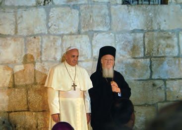 Zwei religiöse Männer stehen nebeneinander.