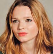 Eine Frau mit langem blondem Haar und einer roten Lippe.