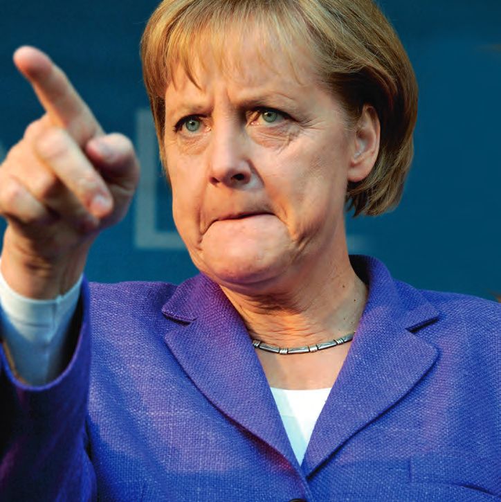Eine Frau in einem blauen Anzug zeigt auf etwas.