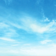 Ein blauer Himmel mit weißen Wolken.