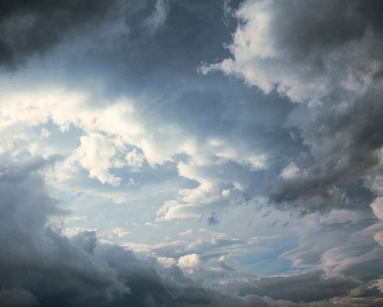 Ein wolkenvoller Himmel mit ein paar Wolken darin.