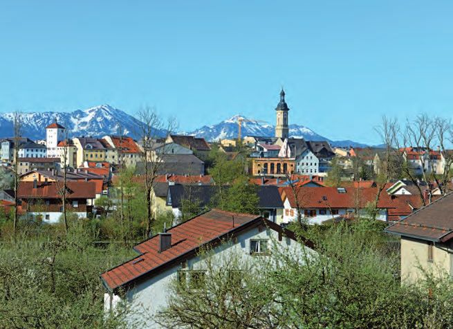 Eine Stadt mit einem Berg im Hintergrund.