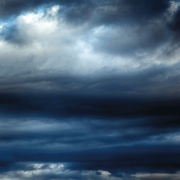 Ein dunkelblauer Himmel mit Wolken.