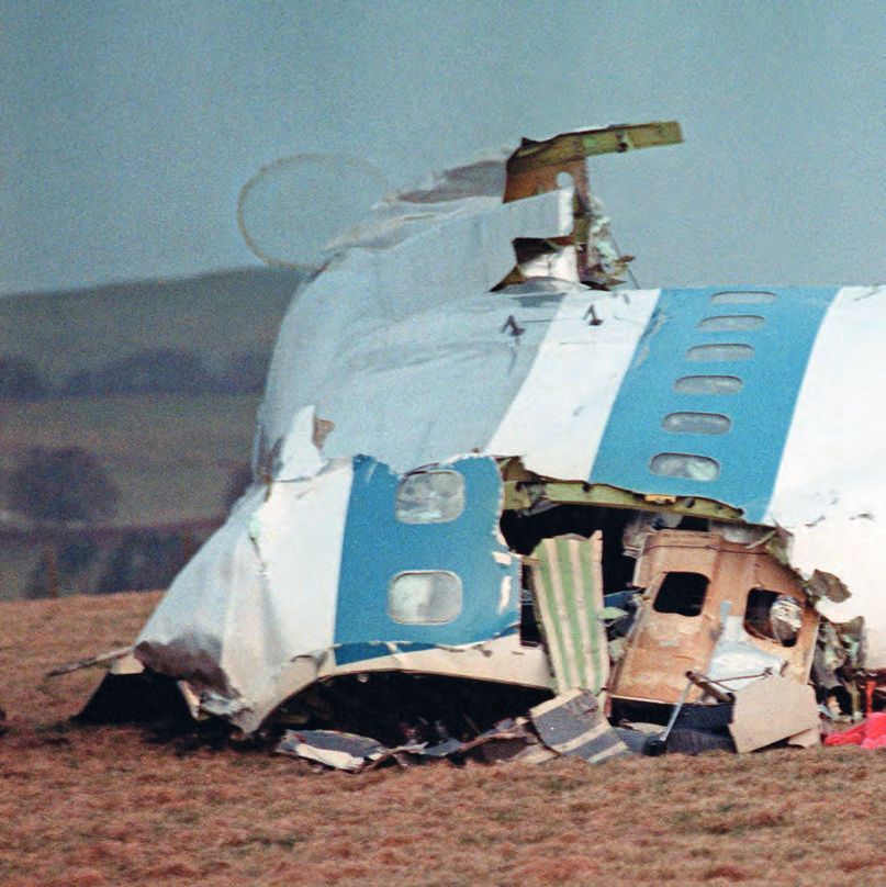 Ein Flugzeug, das in der Mitte eines Feldes ist.