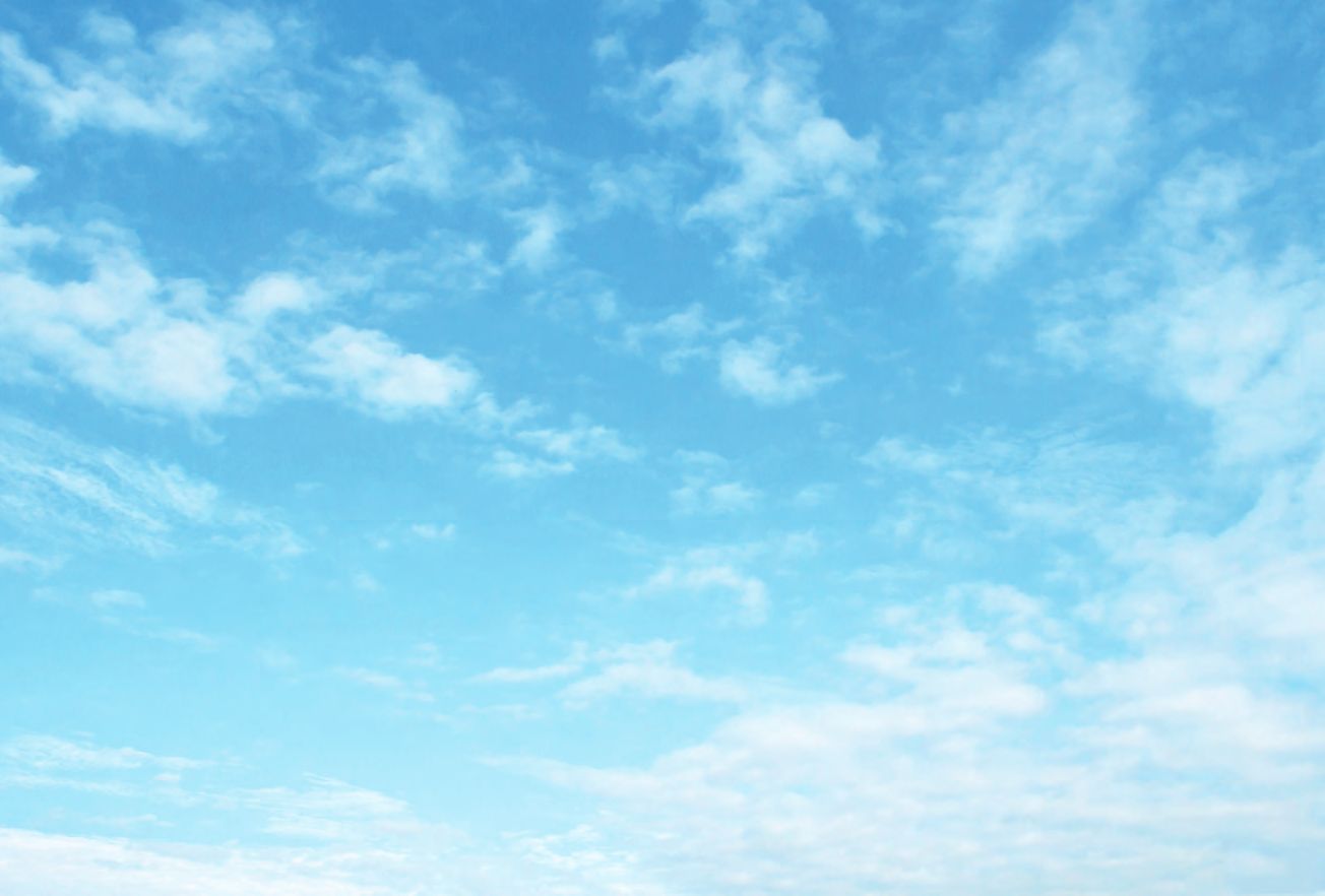 Ein blauer Himmel mit Wolken.