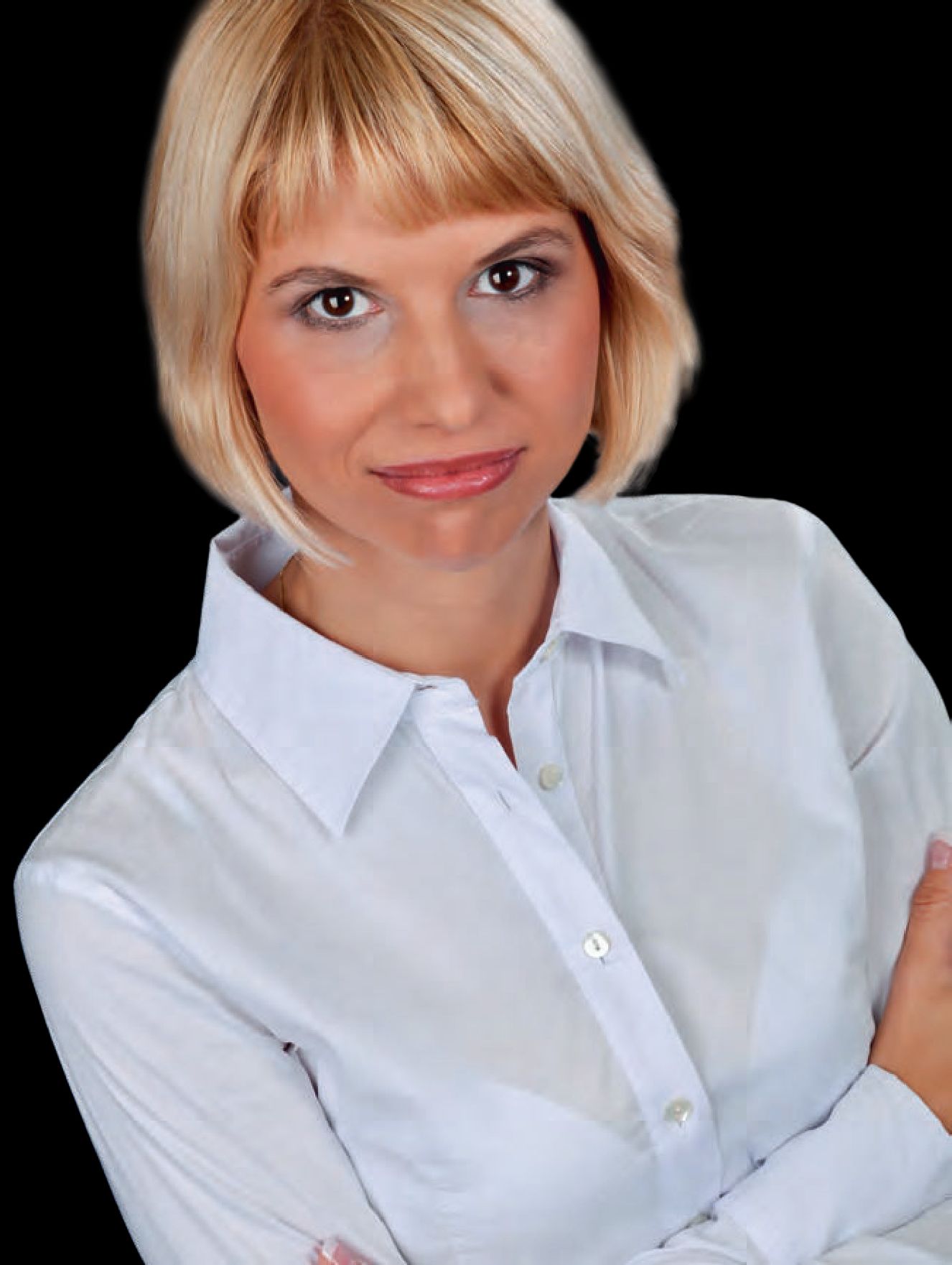 Eine Frau in einem weißen Hemd, die für ein Foto aufstellt.