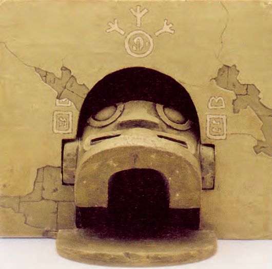 Eine Skulptur eines Kopfes mit Sonne und Mond.