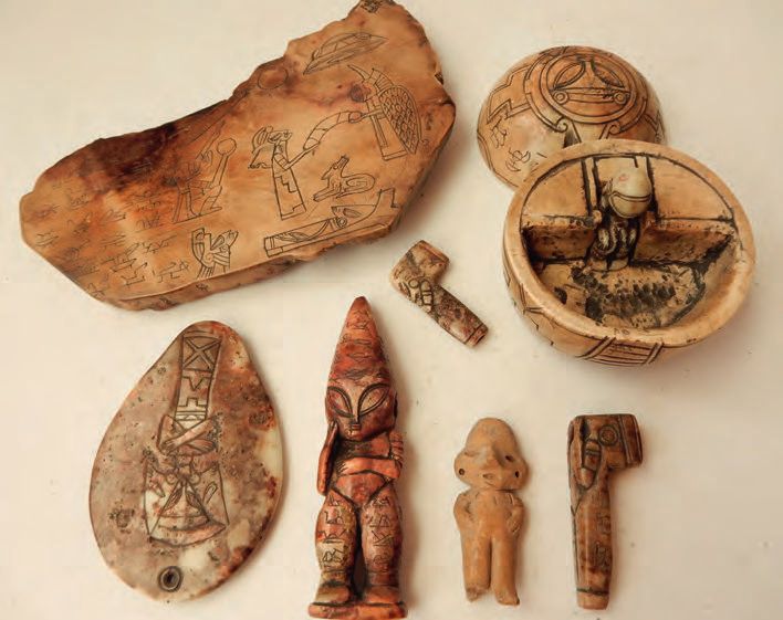 Eine Sammlung antiker Artefakte auf einer weißen Oberfläche.