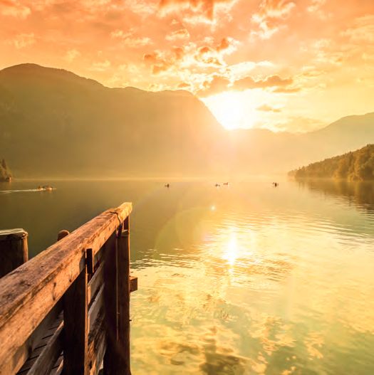 Ein schönes Blick auf einen See mit einer Holzbrücke.