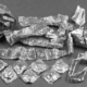 Ein Haufen silberfarbiger Diamanten auf einem Tisch.