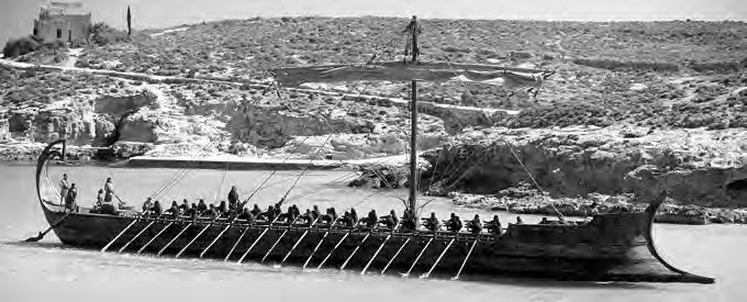 Ein Boot mit Menschen ist im Wasser.