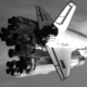 Ein Jetflugzeug mit einer Reihe von Jetmotoren.
