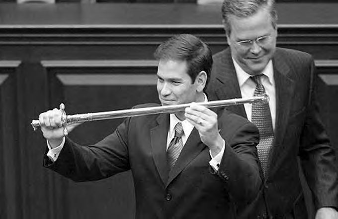 Ein Mann, der ein Schwert vor einem anderen hält.