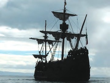 Ein Schiff in der Mitte des Ozeans.