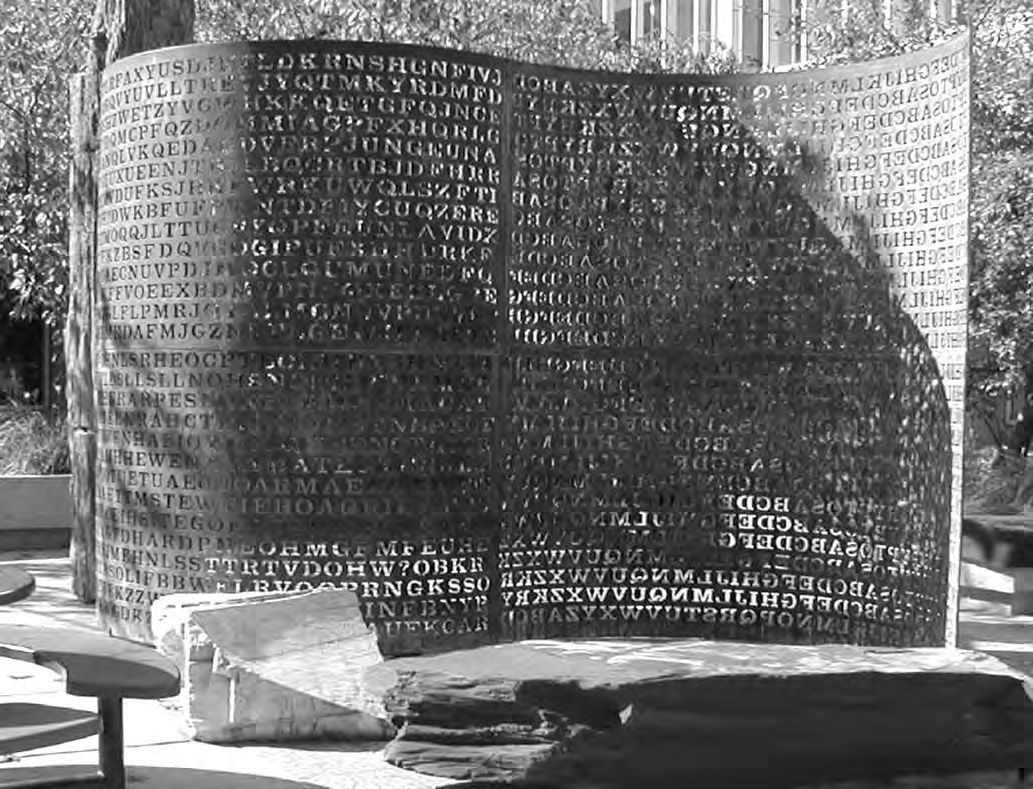 Eine große Wand mit Schrift auf ihr in einem Park.