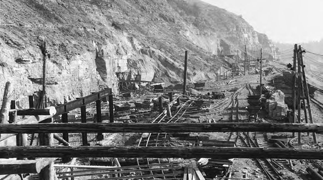 Ein schwarz-weißes Foto einer Baustelle.