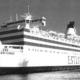 Ein großes Kreuzfahrtschiff liegt an einem Dock.
