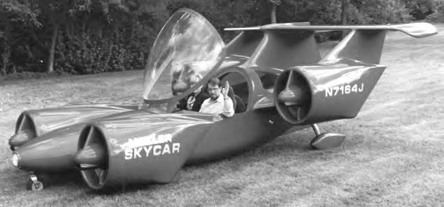 Ein Mann und eine Frau sitzen in einem kleinen Flugzeug.