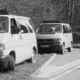 Eine Reihe von Polizeiautos am Straßenrand.