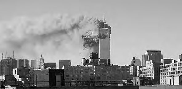 Ein schwarz-weißes Foto eines Rauchstacks in einer Stadt.