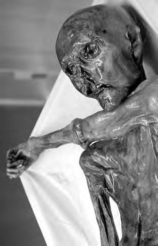 eine Statue eines Mannes, der ein Blatt Papier hält