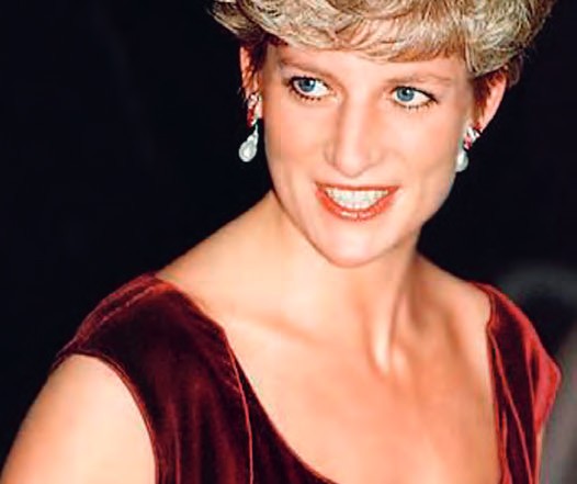 Eine Frau mit blondem Haar und einem roten Kleid.