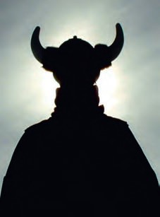 Ein Schatten einer Statue eines Stiers mit Hörnern.