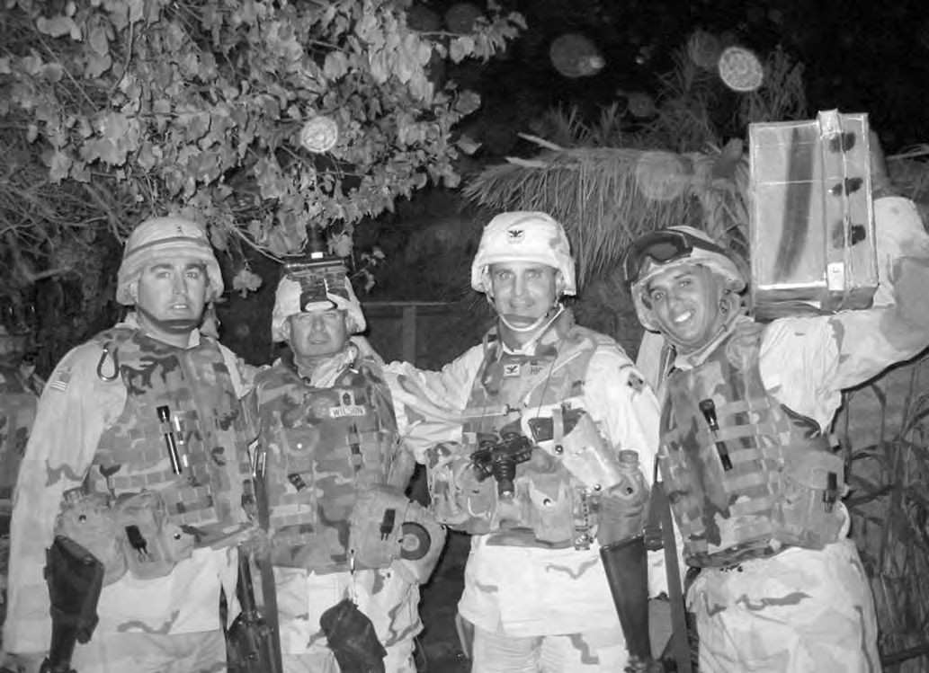 Eine Gruppe von Soldaten, die nebeneinander stehen.