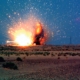 Eine große Explosion in der Mitte einer Wüste.