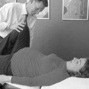Ein Mann hilft einer Frau, eine Massage zu bekommen.